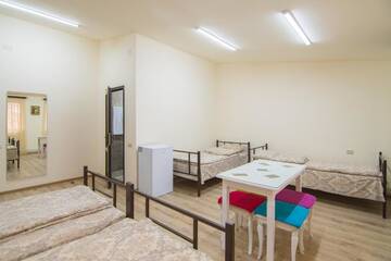 Фото номера Четырехместный номер с собственной ванной комнатой Хостелы Tatev Hotel and Tours г. Ереван 11