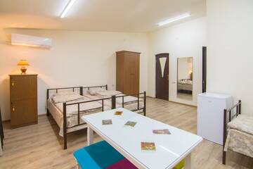 Фото номера Четырехместный номер с собственной ванной комнатой Хостелы Tatev Hotel and Tours г. Ереван 12