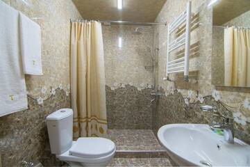 Фото номера Четырехместный номер с собственной ванной комнатой Хостелы Tatev Hotel and Tours г. Ереван 10