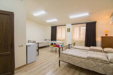 Фото номера Четырехместный номер с собственной ванной комнатой Хостелы Tatev Hotel and Tours г. Ереван 14