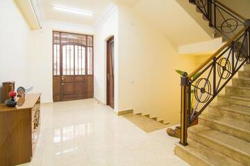 Фото номера Четырехместный номер с собственной ванной комнатой Хостелы Tatev Hotel and Tours г. Ереван 15