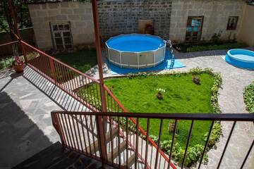 Фото номера Четырехместный номер с собственной ванной комнатой Хостелы Tatev Hotel and Tours г. Ереван 2