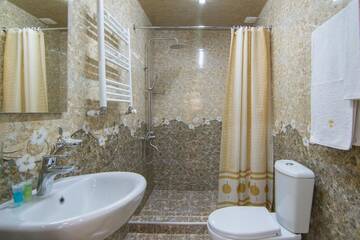 Фото номера Люкс с видом на город Хостелы Tatev Hotel and Tours г. Ереван 11