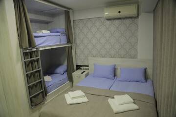 Фото номера Стандартный семейный номер Хостелы 5X5 Hostel Yerevan г. Ереван 3