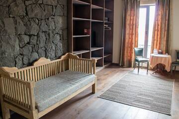 Фото номера Улучшенный двухместный номер с 1 кроватью Отель Apricot Hotel Yerevan г. Ереван 3