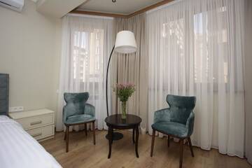 Фото номера Улучшенный двухместный номер с 1 кроватью Отель A Hotel Yerevan г. Ереван 9