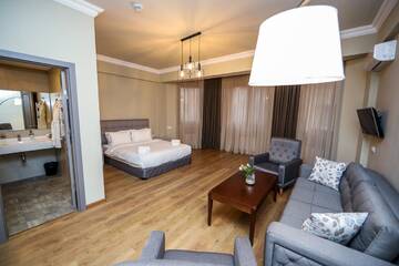 Фото номера Улучшенный двухместный номер с 1 кроватью Отель A Hotel Yerevan г. Ереван 10
