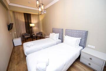 Фото номера Стандартный двухместный номер с 2 отдельными кроватями Отель A Hotel Yerevan г. Ереван 5