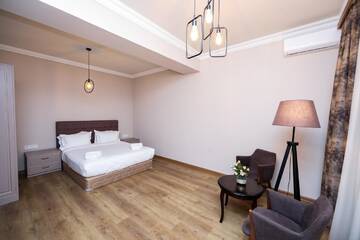 Фото номера Улучшенный двухместный номер с 1 кроватью Отель A Hotel Yerevan г. Ереван 11