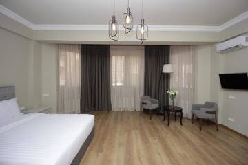Фото номера Улучшенный двухместный номер с 1 кроватью Отель A Hotel Yerevan г. Ереван 5