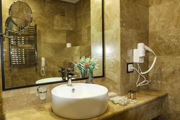 Фото номера Двухместный номер с 1 кроватью Отель Konyak Hotel г. Ереван 5
