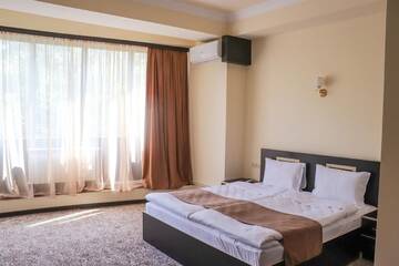 Фото номера Большой двухместный номер с 1 кроватью Отель Yerevan Centre Hotel г. Ереван 3