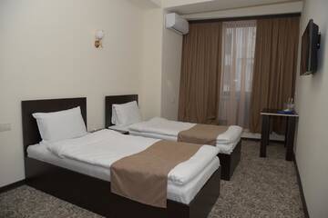 Фото номера Стандартный двухместный номер с 2 отдельными кроватями Отель Yerevan Centre Hotel г. Ереван 2