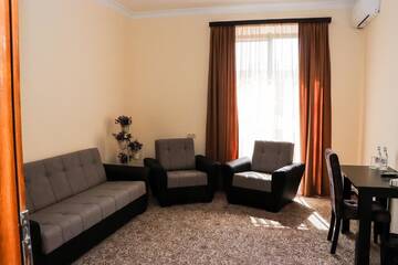 Фото номера Стандартный семейный номер Отель Yerevan Centre Hotel г. Ереван 3