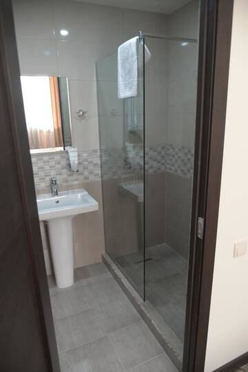 Фото номера Стандартный двухместный номер с 2 отдельными кроватями Отель Yerevan Centre Hotel г. Ереван 3