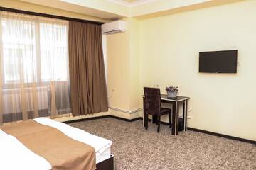 Фото номера Стандартный семейный номер Отель Yerevan Centre Hotel г. Ереван 4