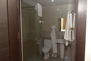 Фото номера Стандартный двухместный номер с 2 отдельными кроватями Отель Yerevan Centre Hotel г. Ереван 4