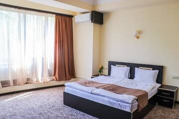 Фото номера Стандартный семейный номер Отель Yerevan Centre Hotel г. Ереван 5