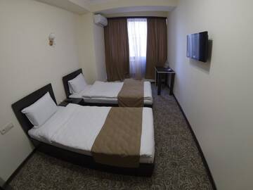 Фото номера Стандартный двухместный номер с 2 отдельными кроватями Отель Yerevan Centre Hotel г. Ереван 6