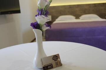 Фото номера Двухместный номер с 1 кроватью и балконом Отель Regard Hotel г. Ереван 2