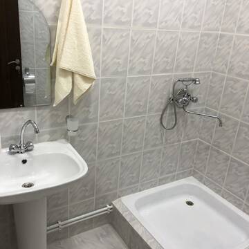 Фото номера Бюджетный двухместный номер с 2 отдельными кроватями Отель Biotech Guest Room г. Ереван 4