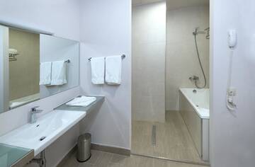 Фото номера Стандартный люкс Отель Ani Grand Hotel Yerevan г. Ереван 7