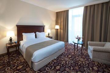Фото номера Номер с кроватью размера «king-size» Отель Ani Grand Hotel Yerevan г. Ереван 5
