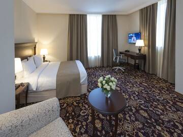 Фото номера Улучшенный двухместный номер с 1 кроватью Отель Ani Grand Hotel Yerevan г. Ереван 3