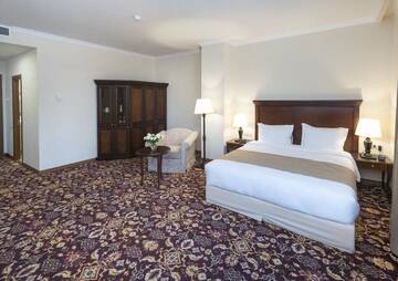 Фото номера Стандартный люкс Отель Ani Grand Hotel Yerevan г. Ереван 4