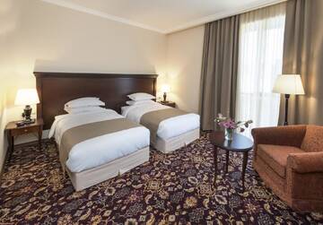 Фото номера Просторный двухместный номер с 2 отдельными кроватями Отель Ani Grand Hotel Yerevan г. Ереван 2