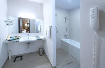 Фото номера Улучшенный двухместный номер с 1 кроватью Отель Ani Grand Hotel Yerevan г. Ереван 4