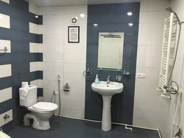 Фото номера Большой двухместный номер с 1 кроватью Хостелы New Yerevan г. Ереван 4
