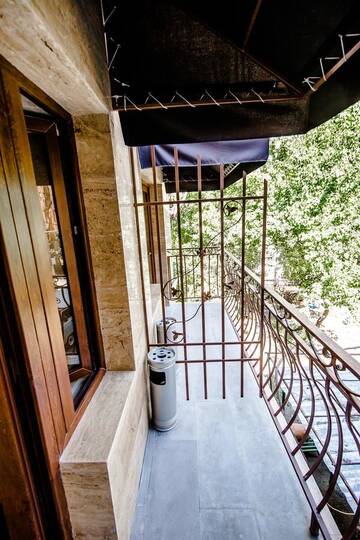 Фото номера Двухместный номер &quot;Комфорт&quot; с 1 кроватью и балконом Отель Elysium Gallery Hotel г. Ереван 16