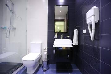 Фото номера Семейный люкс с балконом Отель Ibiza Hotel г. Ереван 3