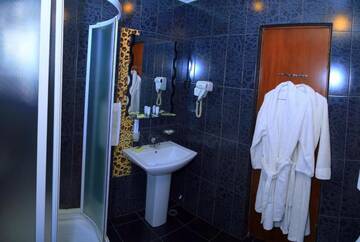 Фото номера Двухместный номер Делюкс с 1 кроватью Отель Park Avenue Hotel Yerevan г. Ереван 12