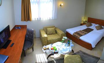 Фото номера Стандартный двухместный номер с 1 кроватью и видом на сад Отель Park Avenue Hotel Yerevan г. Ереван 2