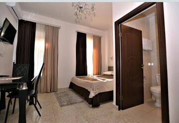 Фото номера Двухместный номер с 1 кроватью и собственной ванной комнатой Отель Comfort House Hotel and Tours г. Ереван 13