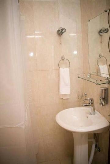 Фото номера Двухместный номер с 1 кроватью и собственной ванной комнатой Отель Comfort House Hotel and Tours г. Ереван 20