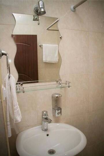 Фото номера Двухместный номер с 1 кроватью и собственной ванной комнатой Отель Comfort House Hotel and Tours г. Ереван 7