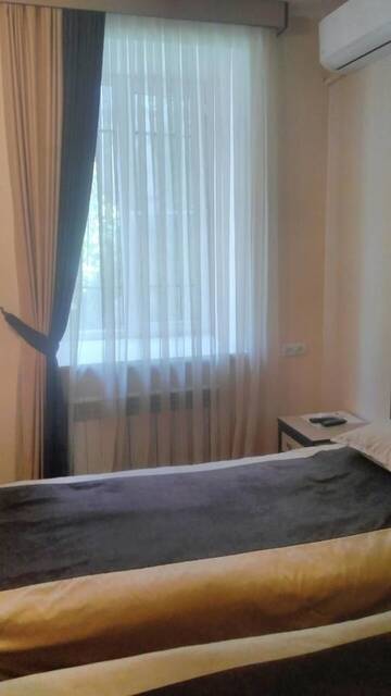 Фото номера Стандартный трехместный номер Отель Comfort House Hotel and Tours г. Ереван 4