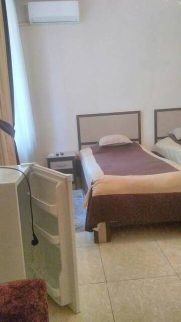 Фото номера Стандартный трехместный номер Отель Comfort House Hotel and Tours г. Ереван 3