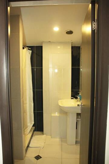 Фото номера Стандартный двухместный номер с 1 кроватью Отель City Centre Hotel By Picnic г. Ереван 16