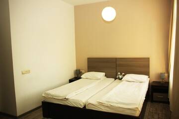 Фото номера Стандартный двухместный номер с 2 отдельными кроватями Отель City Centre Hotel By Picnic г. Ереван 10