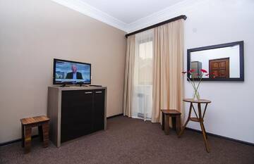 Фото номера Улучшенный двухместный номер с 1 кроватью Отель City Centre Hotel By Picnic г. Ереван 4