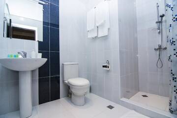 Фото номера Улучшенный двухместный номер с 1 кроватью Отель City Centre Hotel By Picnic г. Ереван 7