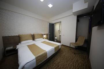 Фото номера Бюджетный двухместный номер с 1 кроватью (без окна) Отель Park Hotel г. Ереван 3