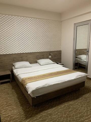 Фото номера Бюджетный двухместный номер с 1 кроватью (без окна) Отель Park Hotel г. Ереван 4