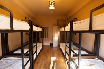 Фото номера Кровать в общем 8-местном номере Хостелы Kantar Hostel г. Ереван 3