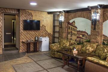 Фото номера Семейный люкс Отель 2x2 Cinema-Bar Hotel &amp; Tours г. Ереван 8