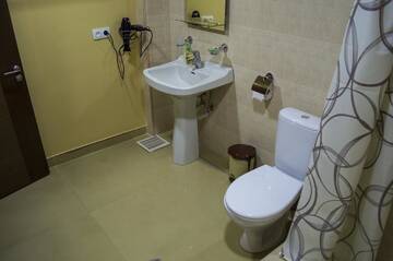 Фото номера Семейный люкс Отель 2x2 Cinema-Bar Hotel &amp; Tours г. Ереван 6